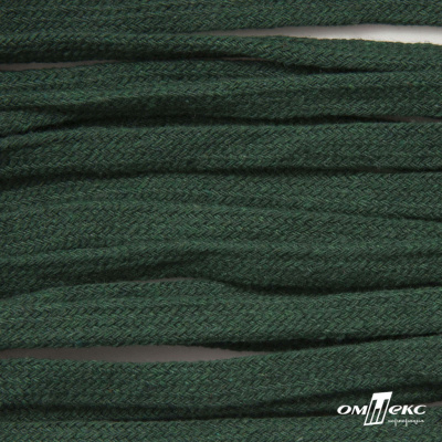 Шнур плетеный d-8 мм плоский, 70% хлопок 30% полиэстер, уп.85+/-1 м, цв.1016-т.зеленый - купить в Томске. Цена: 742.50 руб.
